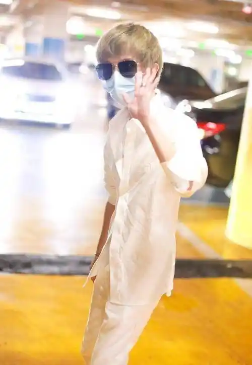 郭敬明,80后小叔宛如漫画少年,手持电话一路忙着打_成功_作品_身高