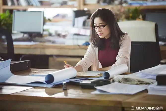 女建筑设计师在办公室工作
