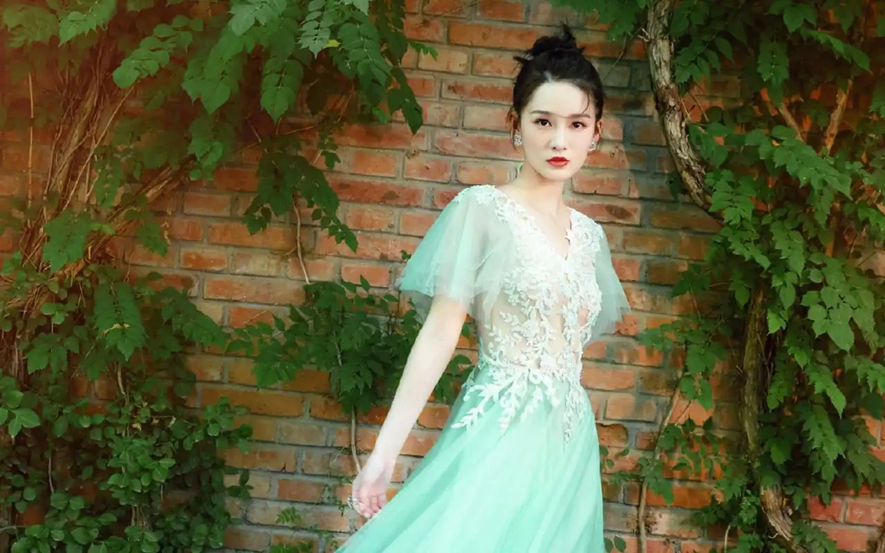 李沁薄纱裙唯美写真桌面壁纸-大陆明星-壁纸下载-美桌网