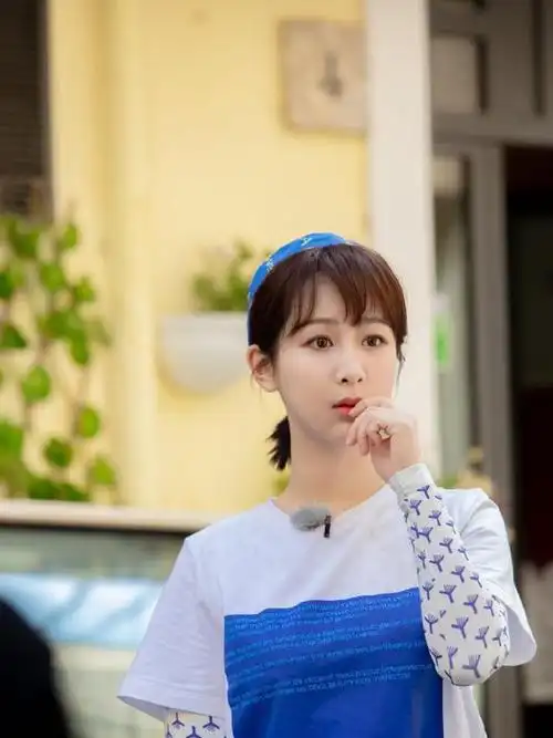 小可爱杨紫承包《中餐厅》的全部笑点,穿搭更是在线,时髦又少女