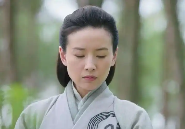 条件不符就别尬演"**",43岁董洁告诉你,啥是教科书式撩汉-蘑菇号