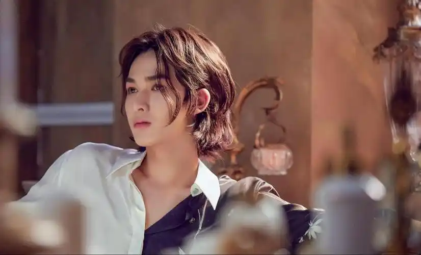 朱正廷帅气长发慵懒迷人写真