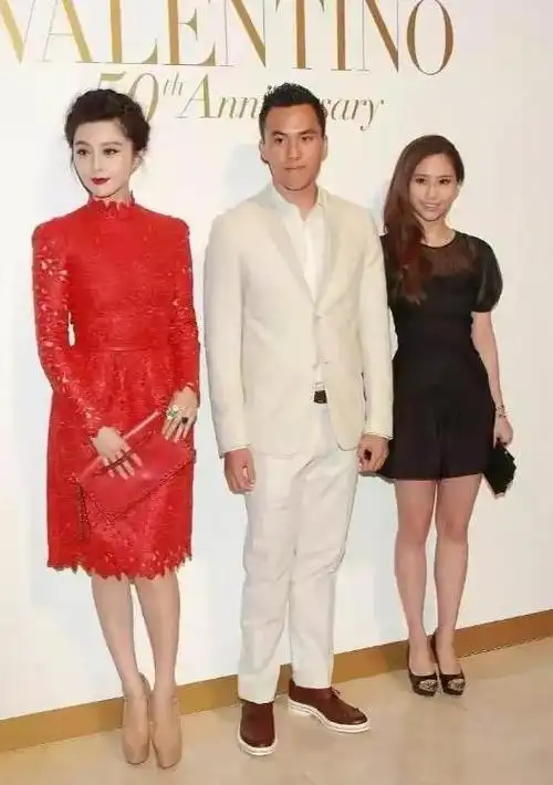 范冰冰太自信了一身大红裙同框赌王何超莲千金气场简直碾压