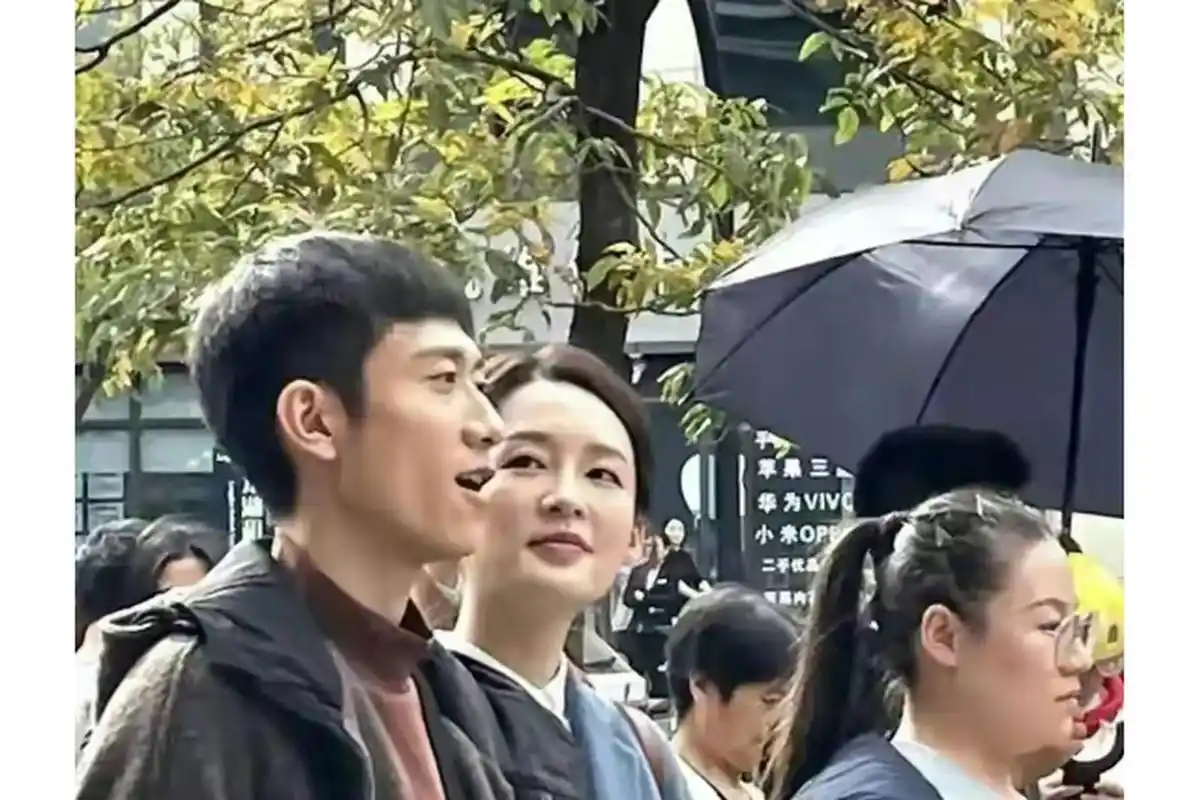 李沁和张一山登上热搜 近日,有消息称演员李沁和张一山被拍到同游香港