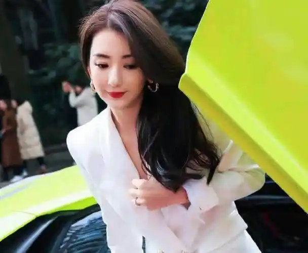 原创郭富城老婆逛公园还要化浓妆方媛穿三分裙拍照珍珠腿优越