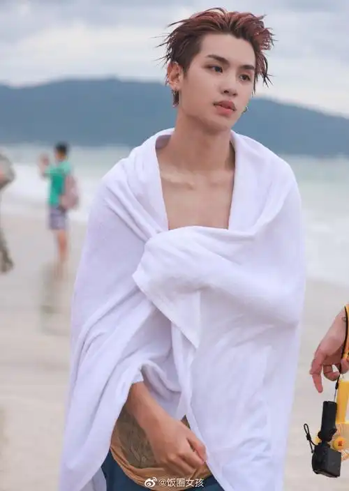 黄明昊夏日冲浪大片