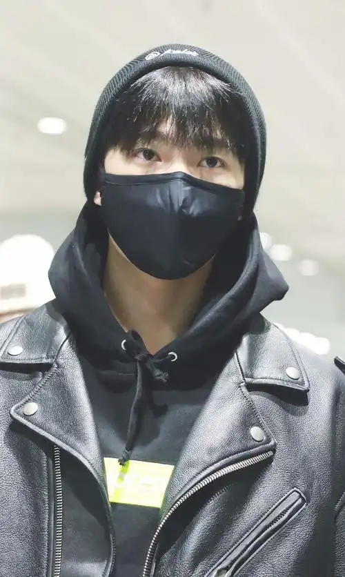 杨洋一身黑衣口罩遮面现身机场穿皮衣和破洞牛仔裤不惧寒冷