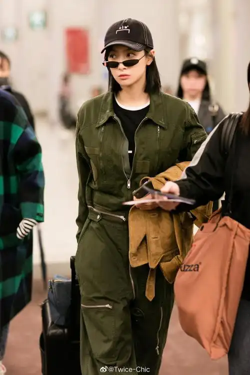 宋茜| 北京机场街拍私服,身着金属拉链细节军绿工装裤
