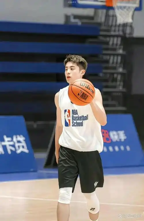 李易峰打球太迷人了吧,男人味十足,运动男神