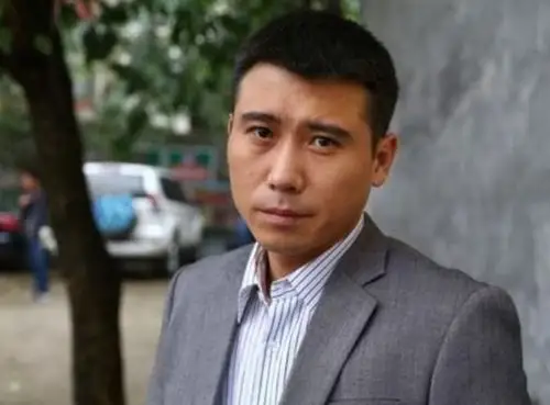 李乃文, 1974年出生于宁夏回族自治区,中国大陆男演员,毕业于中央戏剧