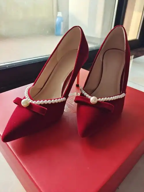 噢耶我一共买了三双红色高跟鞋,都比这双贵.