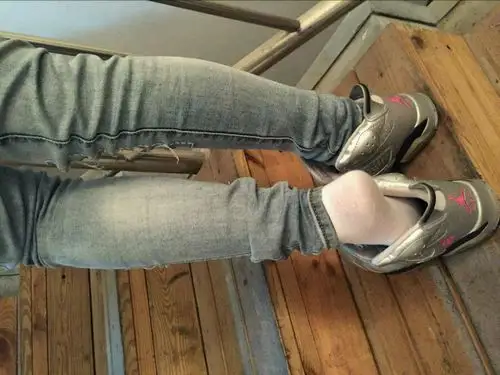 女朋友夏天还穿篮球鞋厚袜子长裤不难受吗.