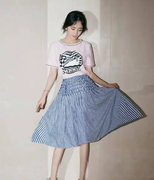 五四晚会现场:关晓彤腿精,张艺兴戏剧腔,全场亮点还是杨幂制服_裙子