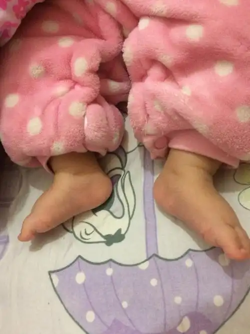 晒脚丫睡着的小脚丫