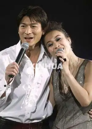 9月25日,那英在香港举办演唱会,刘德华以嘉宾身份出席那英的演唱会.