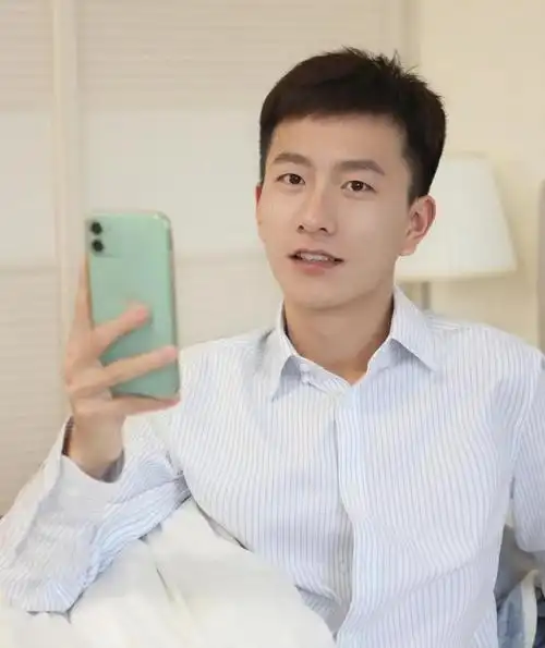 对于很多长相英俊的男生来说,除了好看的五官外,最主要的还要看整体的