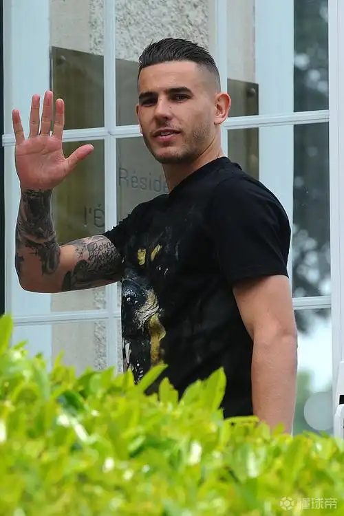 法国队球员回基地报到,格子实力证明寸头才是帅哥标配|法国|格列兹曼