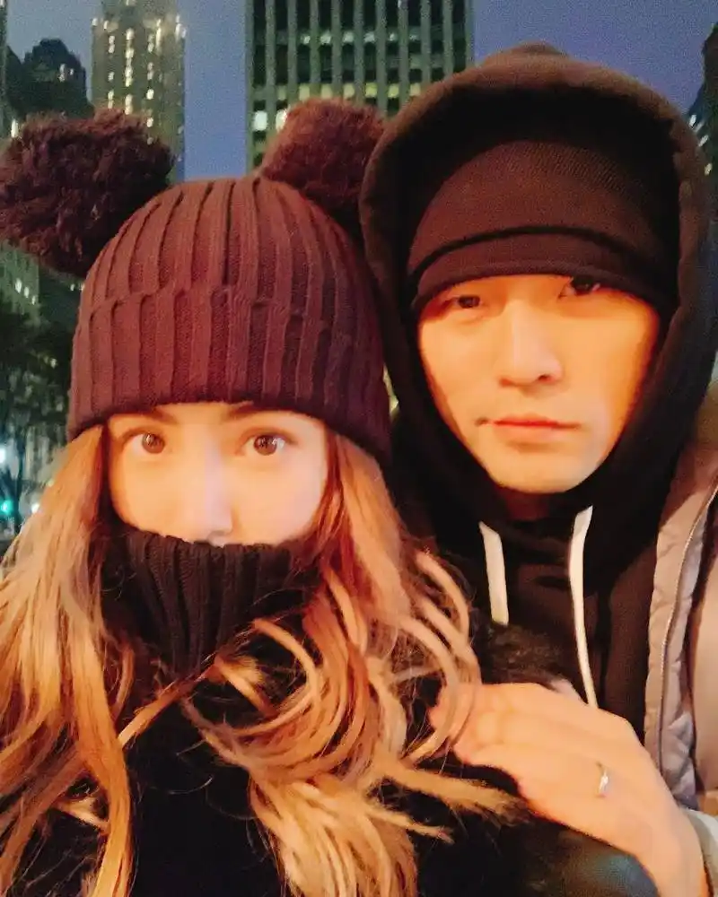 宠妻狂魔昆凌出席电影展走红毯老公周杰伦藏在人群当小粉丝默默支持