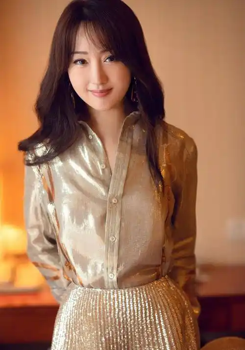 杨钰莹小个子身材却撩人,穿泡泡裙秀时尚身材,158cm美出新高度_西装