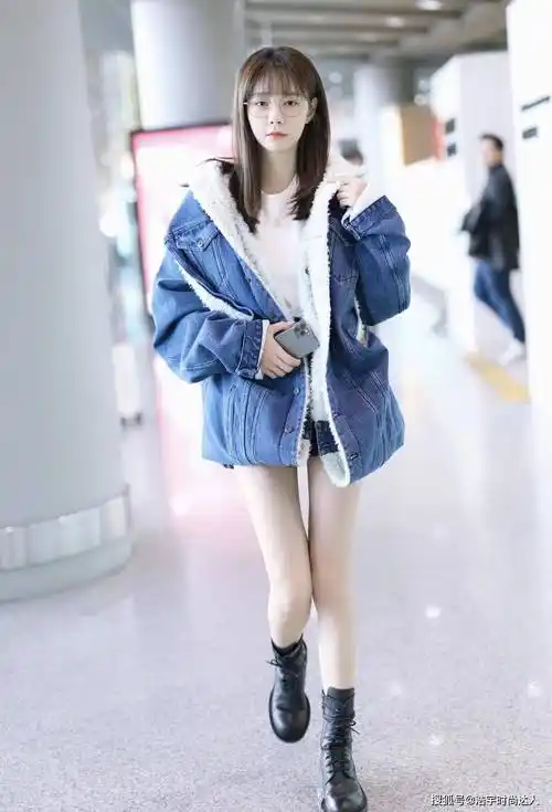 原创沈梦辰在机场化身穿t恤外面套百褶裙腰带马丁靴a爆