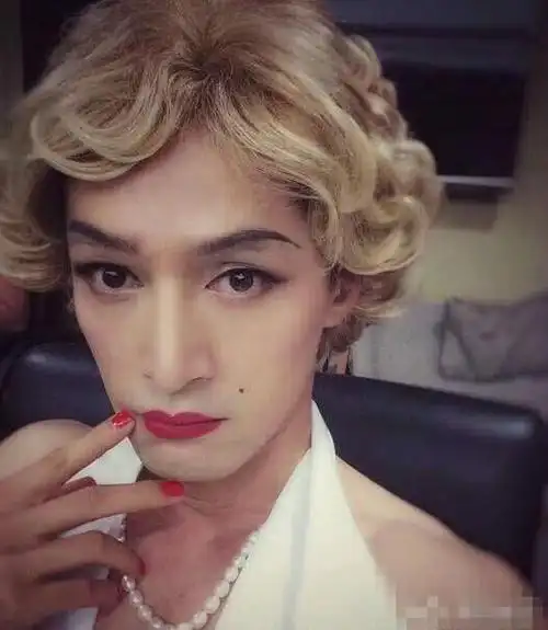 胡歌回应粉丝发自拍,嘴边吃出一圈巧克力放飞自我,毫无偶像包袱