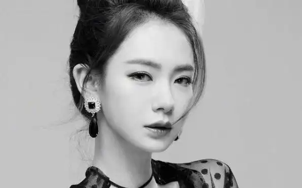 戚薇:四川耿直女孩直言双眼皮是割的,两三岁被下过三次病危通知