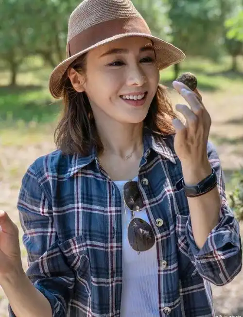 黎姿晒旅游照片穿泳衣与大自然亲密接触小溪戏水展现青春气息