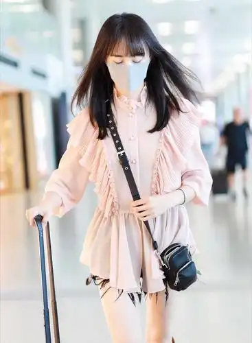 郑爽戴"口罩"现身机场,穿荷叶边上衣搭配短裤,气场依然挡不住