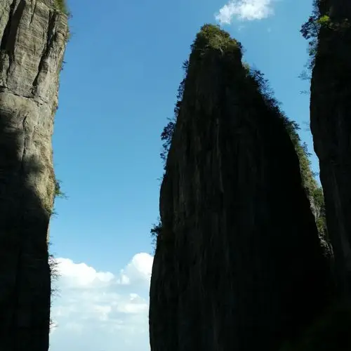 两边山峰中突兀耸立单单千丈叠石,下山道穿山而下,惊叹自然的伟大奇特