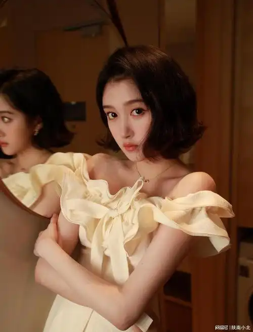 关晓彤穿白色露肩花朵裙短发造型俏皮可爱