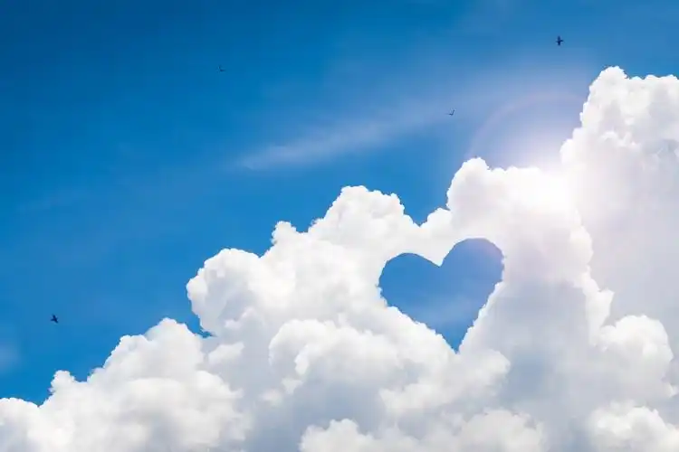 蓝天中爱心的云美丽的天空与爱情背景.快乐的概念和自由风格.