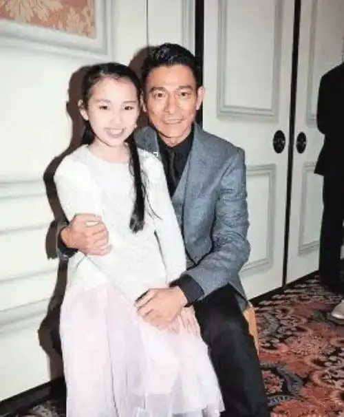 60岁的刘德华9岁女儿刘向蕙生活照被曝被称为最美星二代