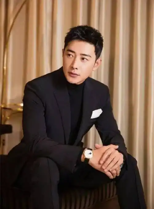 红毯成"照妖镜"?42岁佝偻驼背的罗晋,治好了多少人的容貌焦虑