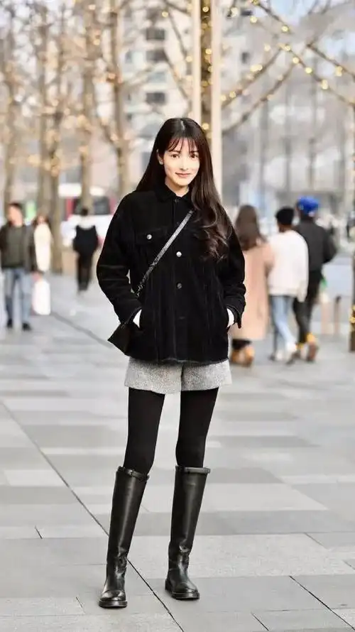 时尚街拍长筒靴搭配打底裤时尚达人气质尽显