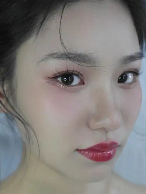 简单高级的妆容