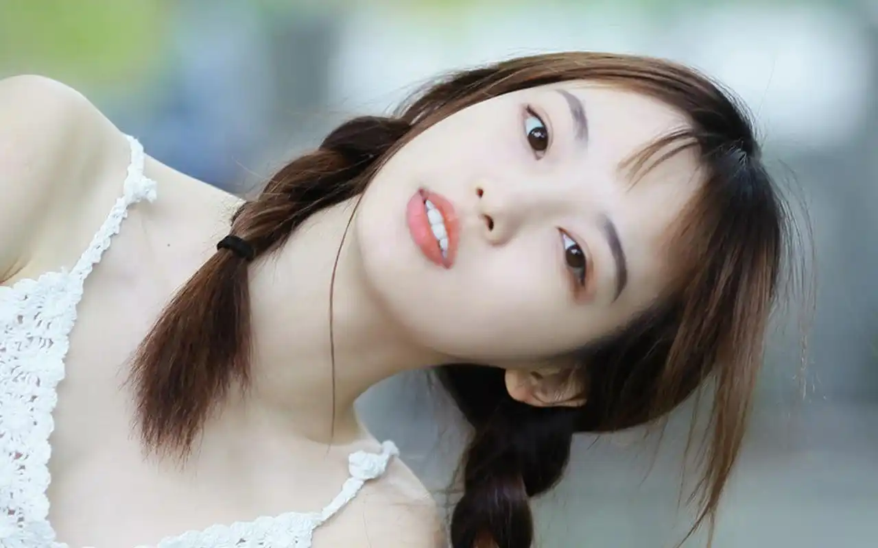 白净清纯美女高清桌面壁纸