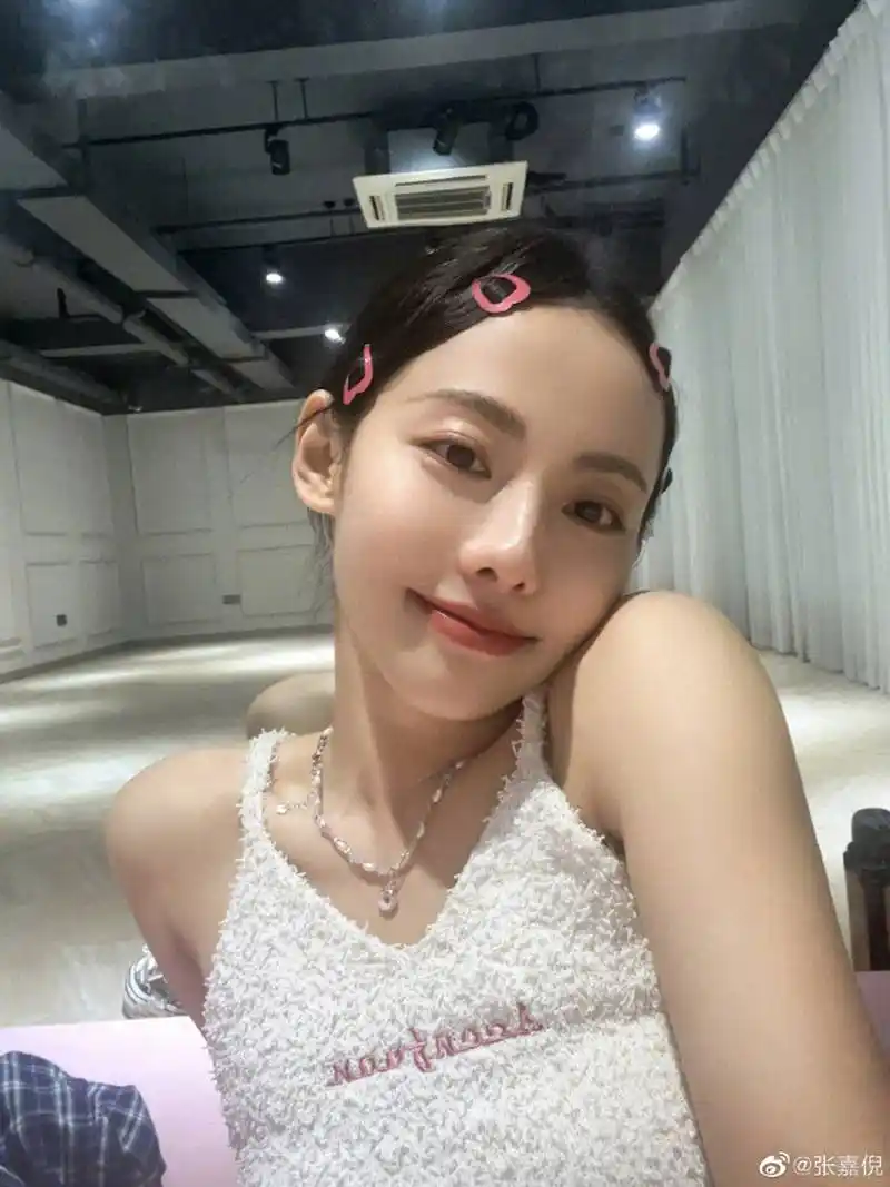 最美妃子张嘉倪,玩手机玩到倒泻奶茶,被网友笑称:笨蛋美女