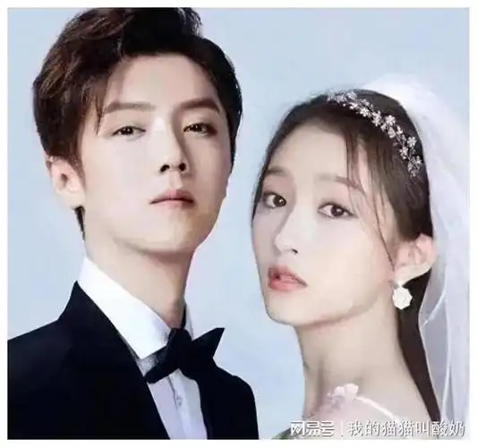 照片中的主人公正是知名艺人鹿晗与关晓彤,两人休闲的装扮和亲密的