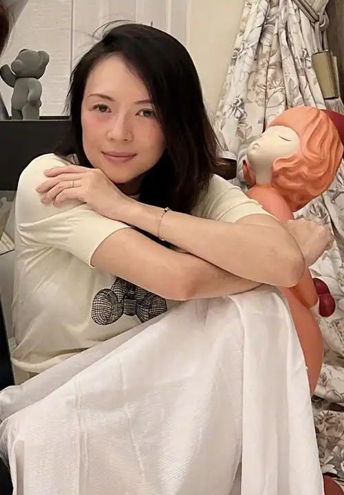 章子怡参加富豪宴会素颜出镜五官浮肿大变样明星脸输给贵妇脸