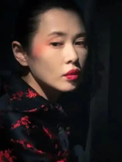 马青莲,是电影《智取威虎山》中新加入的角色,座山雕身边并没有这样的