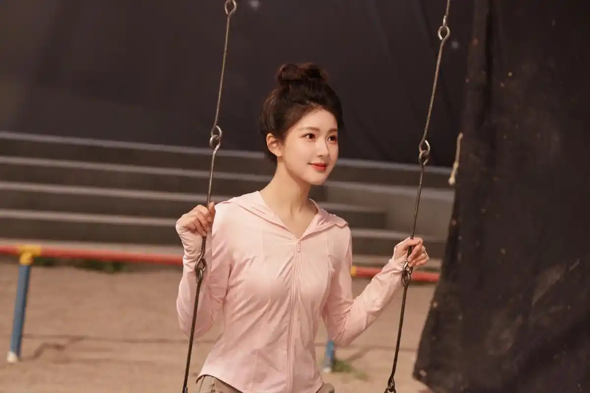 赵露思穿粉色运动服搭丸子头,可爱娇憨模样惹人爱,少女气息满满