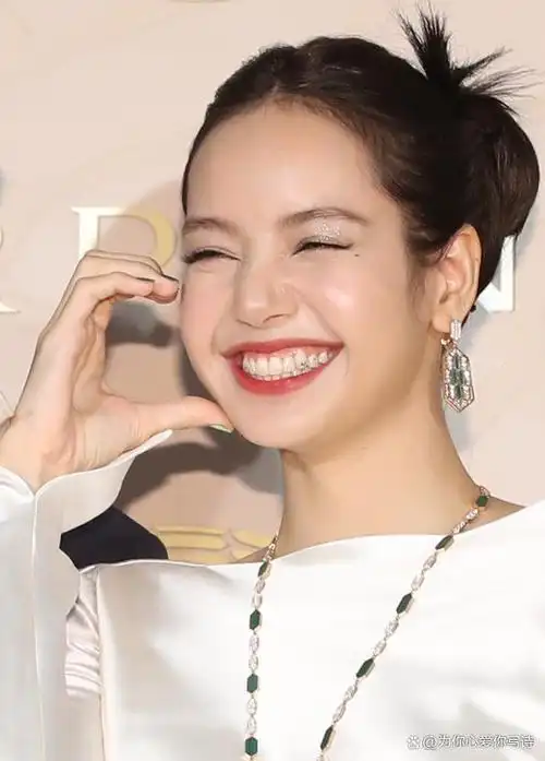 原来发型真的影响颜值!没了铁刘海的lisa,网友评论:神似蒋雯丽