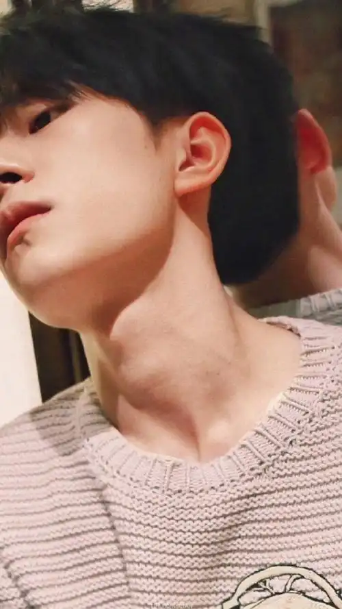 四和四的喉结  @tfboys-易烊千玺  我啃啃啃  #易烊千玺电影小小的我