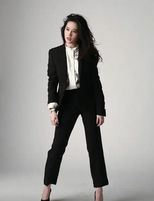 "张馨予"剪了短发穿起了西装,比男的还帅,方框眼镜酷感十足