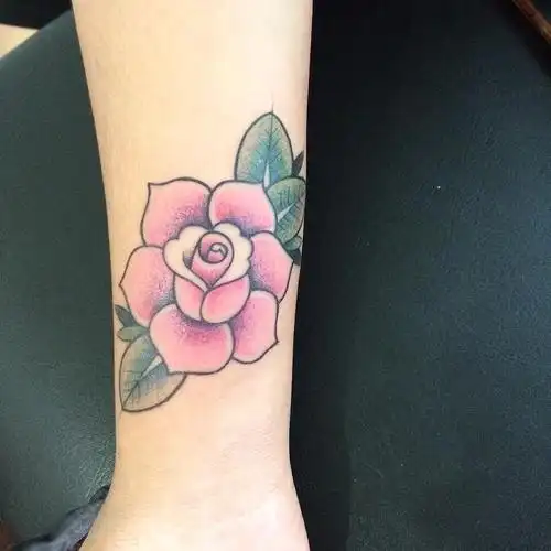 做蔬菜行业的浦小姐手腕玫瑰纹身图案