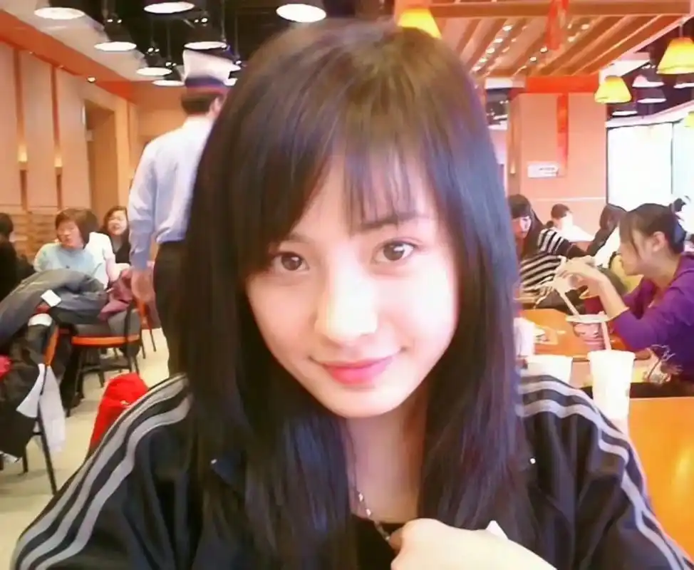 这是杨幂的高中时期吧!一直就是美女.