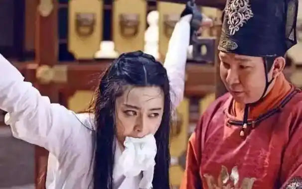 很多女子被关入监狱后,会被男犯人或者狱卒欺辱,因此失去贞洁