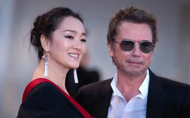 这一夜,巩俐带75岁丈夫出席国宴,狠狠给内娱明星们"上了一课"