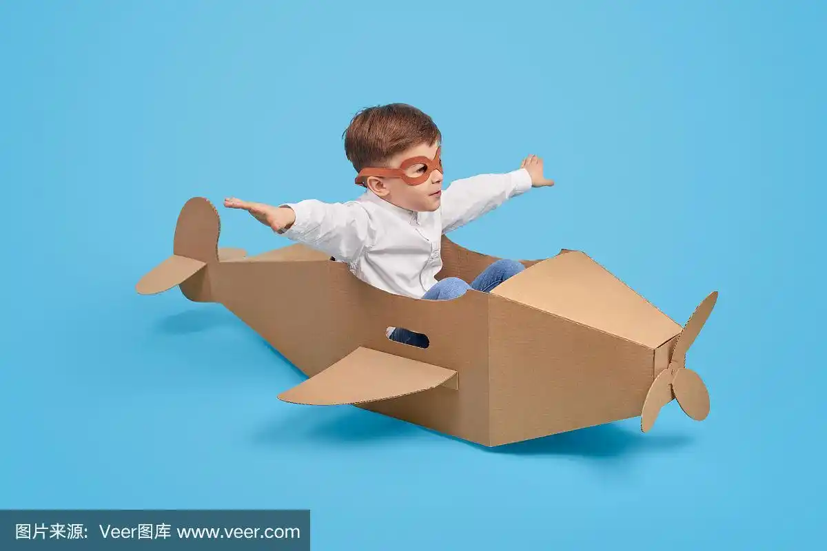 小飞行员在纸盒飞机上飞行