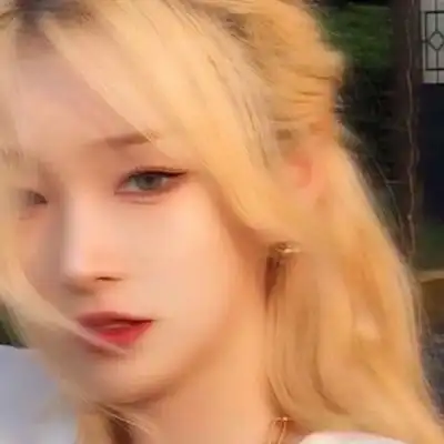 由美头网整理发布,女生头像频道提供更多与黄发,黄头发,染发相关的